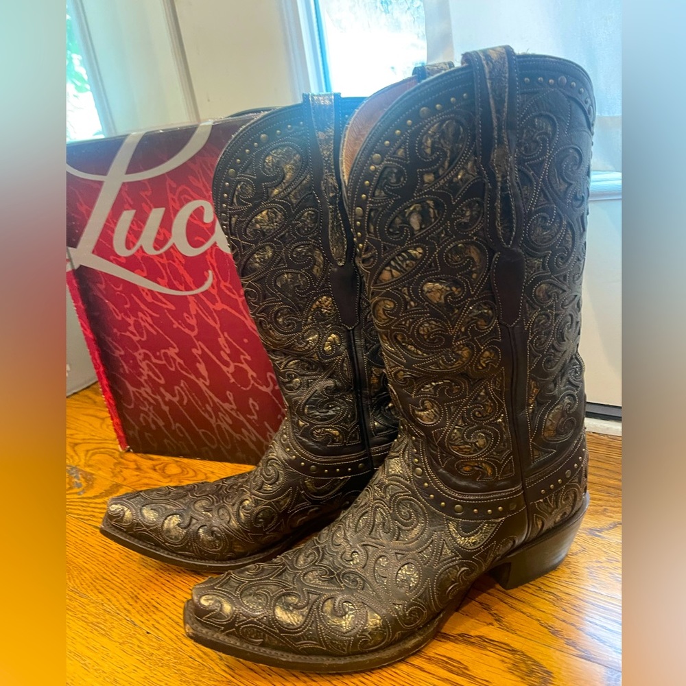 Well butter my biscuits, it’s a near-new pair of Lucchese’s! Size 10. Beautiful!